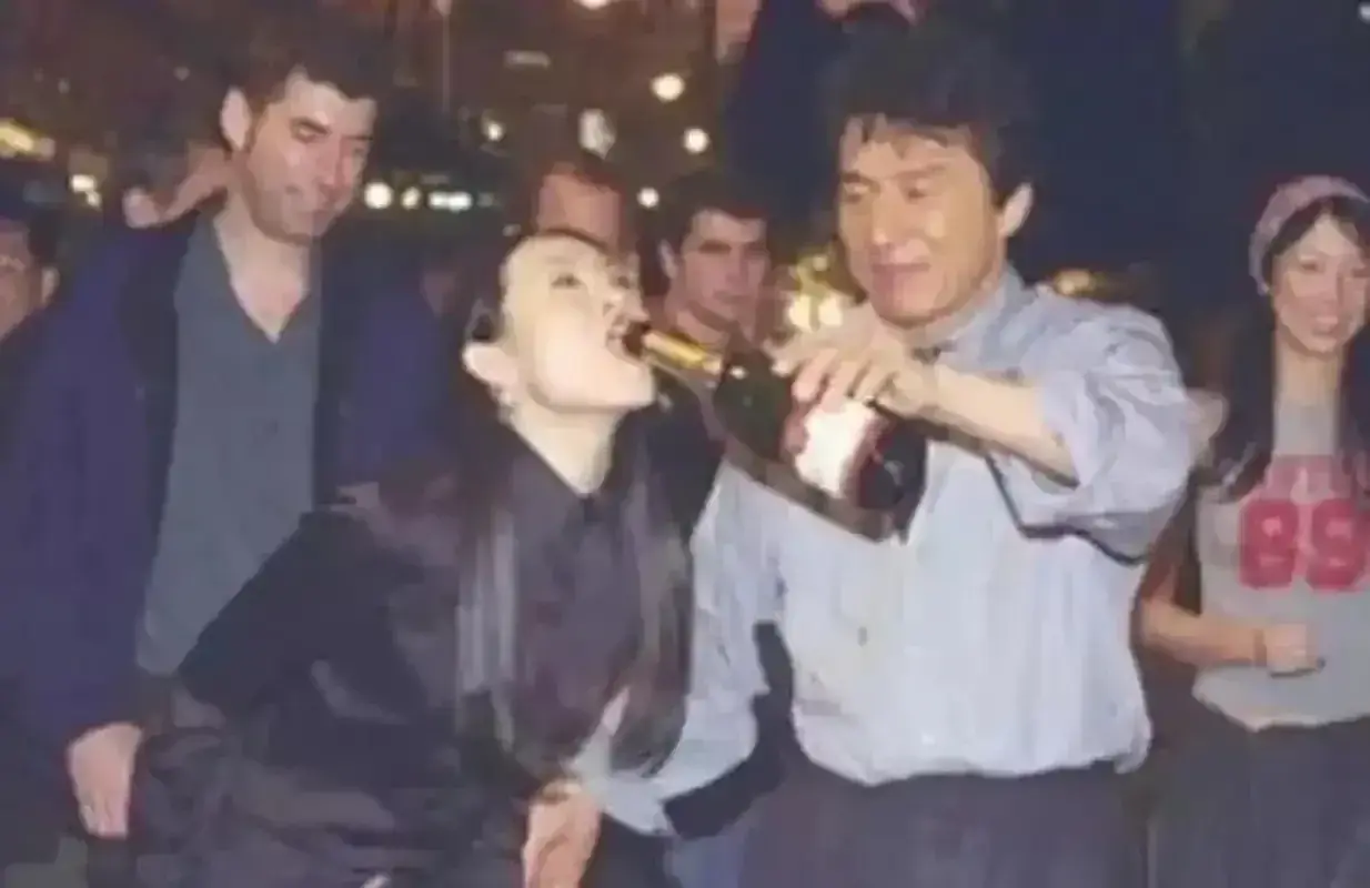 他们不是变好了，是港台没落了，只能变得善良开朗大方平易近人了