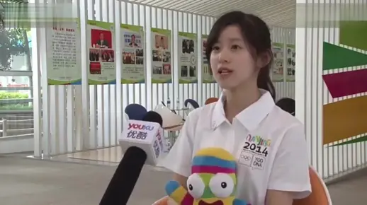 奶茶妹妹章泽天高中时期接受专访珍贵视频