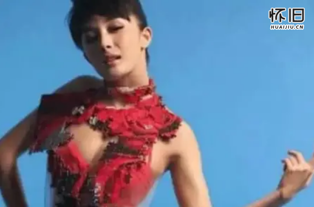 杨幂最想销毁的广告，造型雷人，但全身照让无数男人按下暂停键