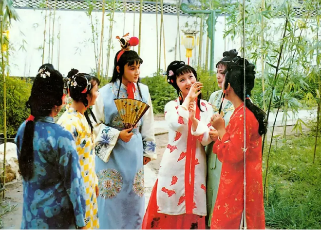 一部名著改编的经典之作87版红楼梦“万人空巷”的强烈反响