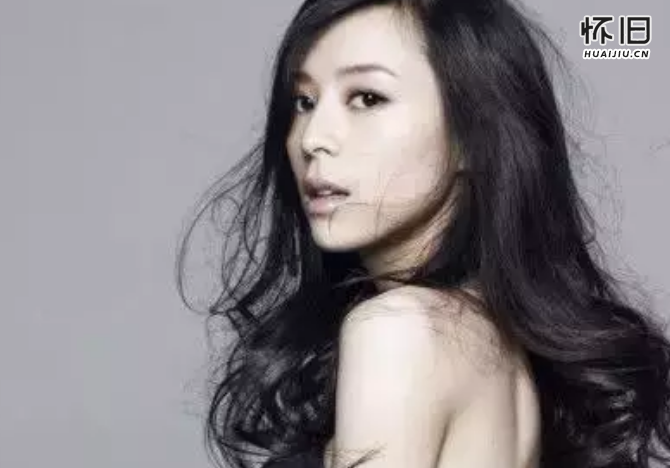 她被称为女版陈冠希，和多名导演关系“玩”得好