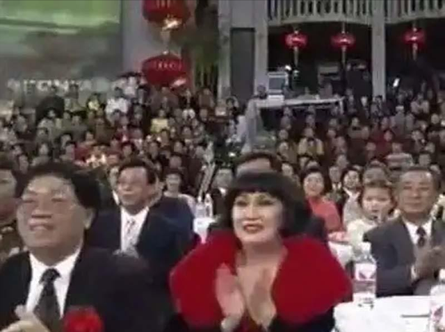 连续20年被央视春晚邀请，坐在前排的“童花头”女子，她到底是何来历