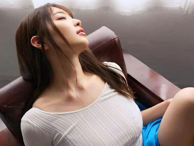 岛国妹子27岁安斋拉拉，性感优雅凹凸有致美得惊艳