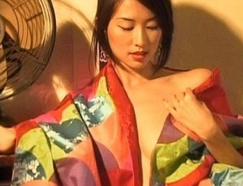 林志玲早年不雅三级艳照曝光,全裸上阵手遮重点部位