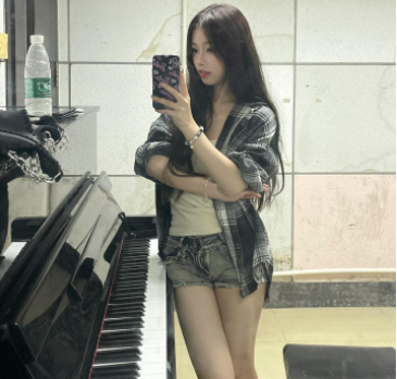 老婆当着老公的面与其他男性聊天，是否意味着感情不忠？