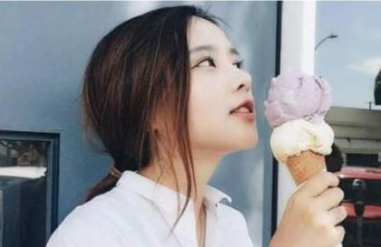 和朋友夫妻一起去旅游旅行 口述在车里被三男添全过程