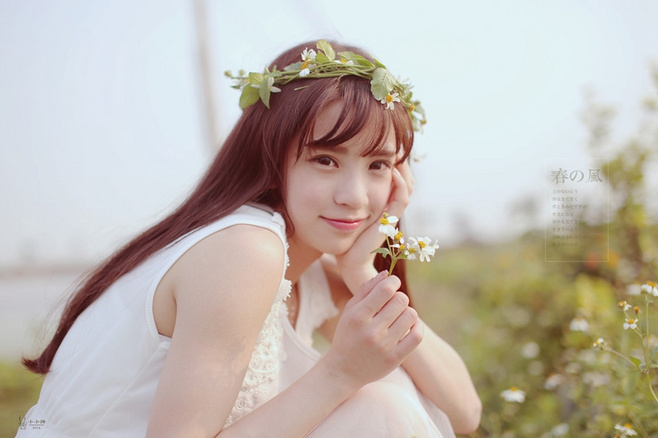 接吻的时候女生的手在干什么 解开白丝老师的短裙猛烈进入